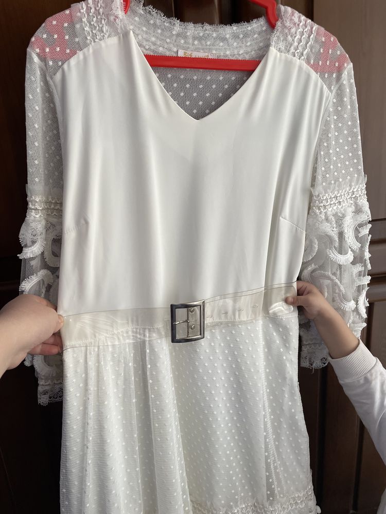Изысканное белое платье с кружевами
