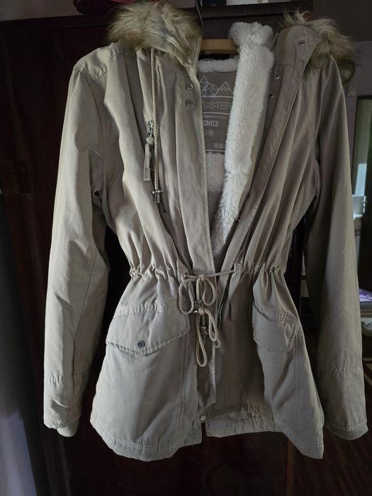 Haină chichila, cu piele și tricot la mâneci și glugă