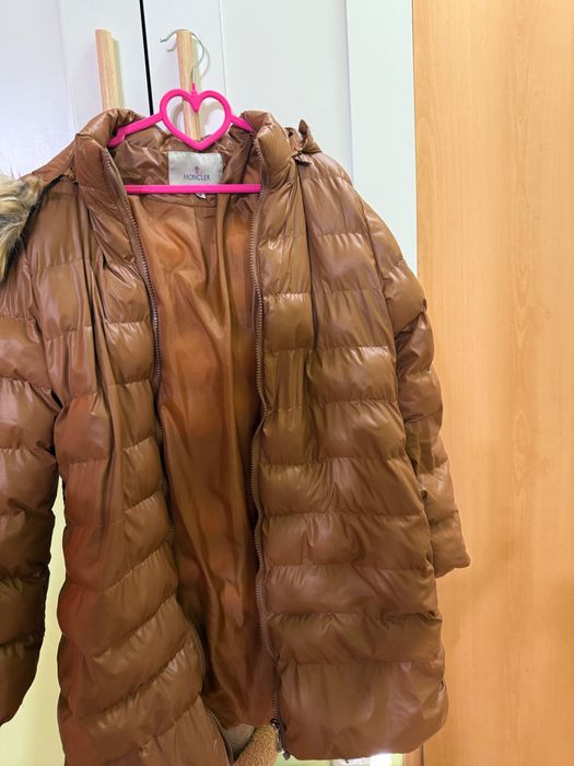 Vând geaca cu glugă, culoare superbă