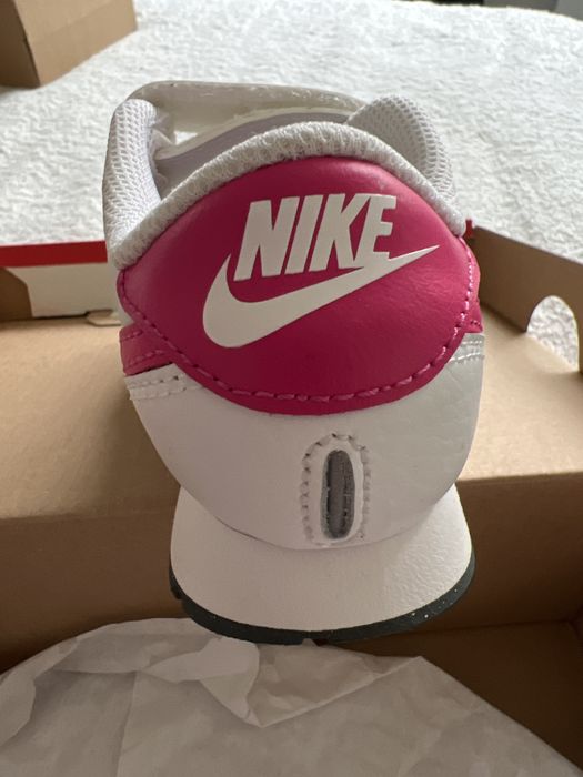 Нови Детски маратонки Nike MD Valiant-