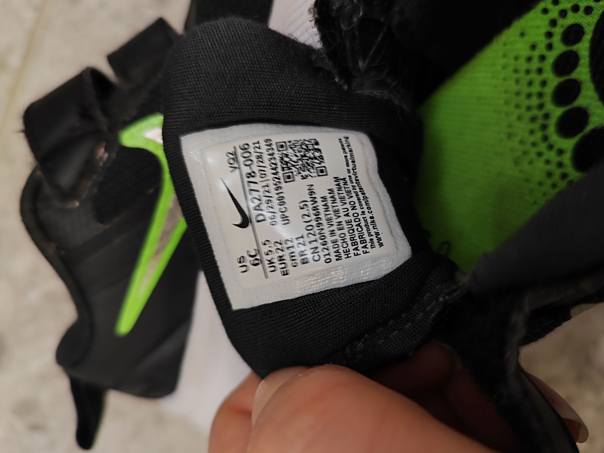 Ест. Кожа на Nike, Okaidi, Adidas, Obaibi маратонки