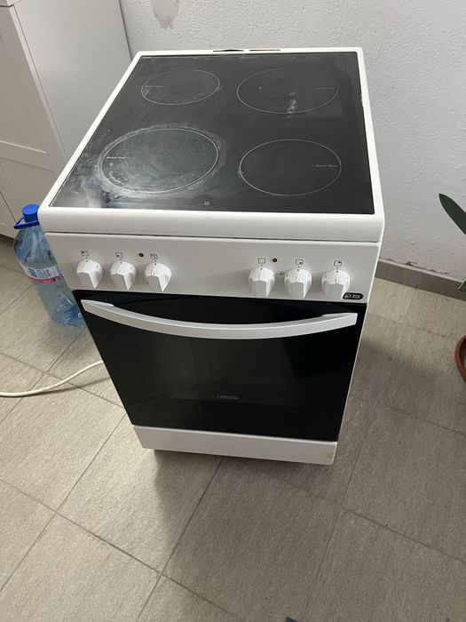 Фирна Zanussi с керамични котлони
