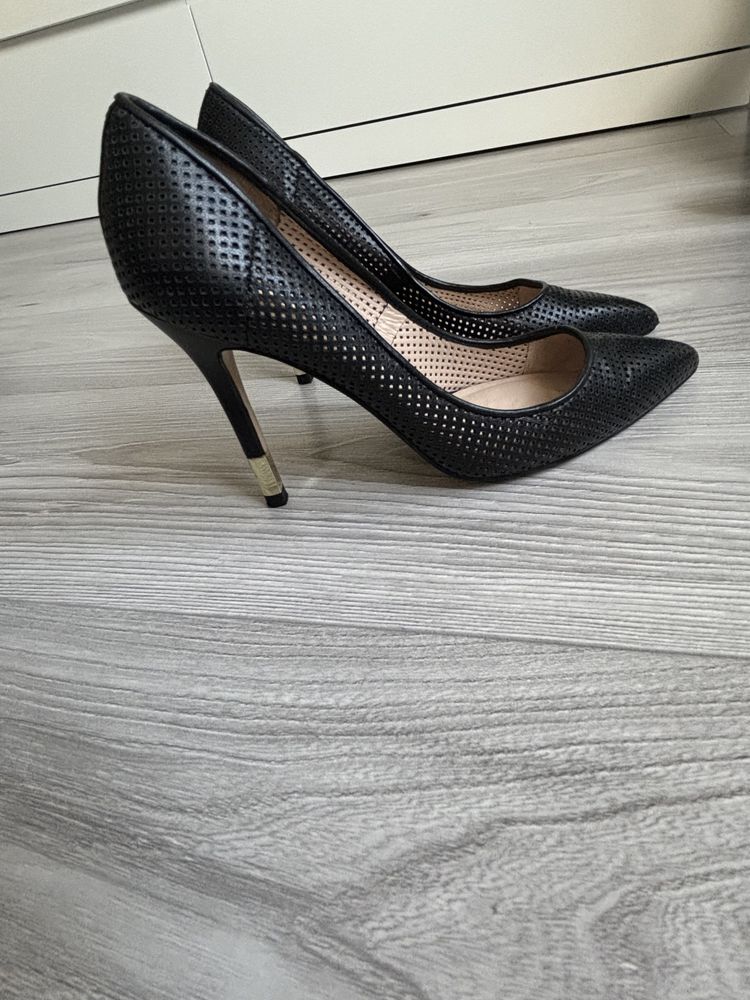 Pantofi Stiletto Guess , impecabili