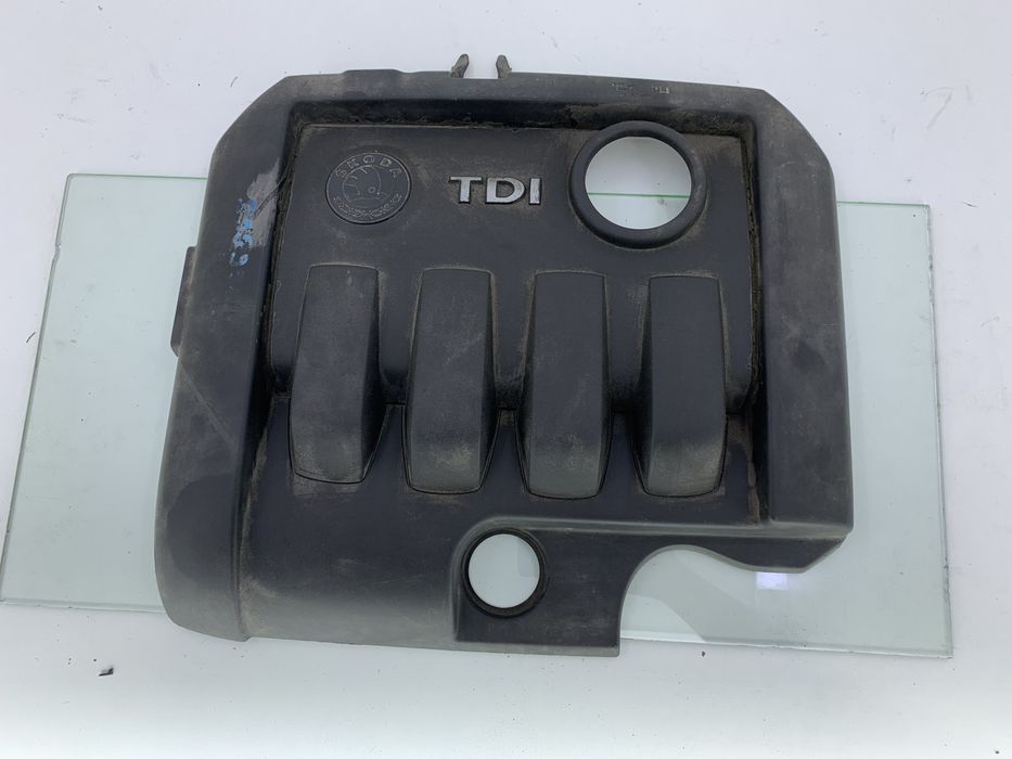 Dezmembrez Capac motor de pe Skoda OCTAVIA 2004-2010