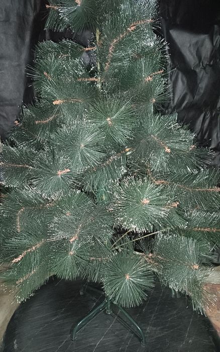 Продам ёлку бу 1.4 ( с  белыми кончиками)