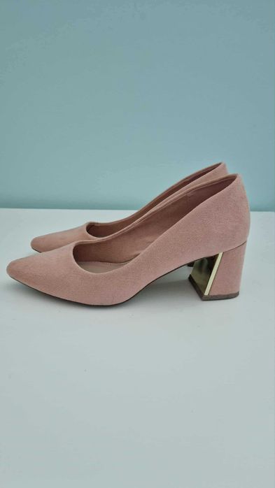 Обувки цвят праскова със златен кант