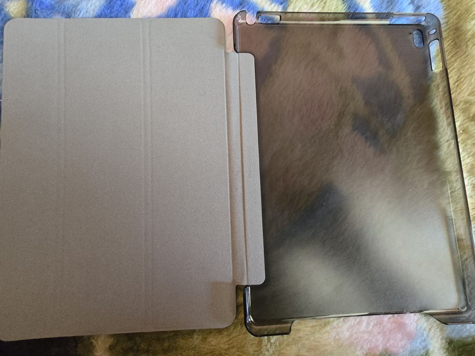 Carcasă tip carte Apple