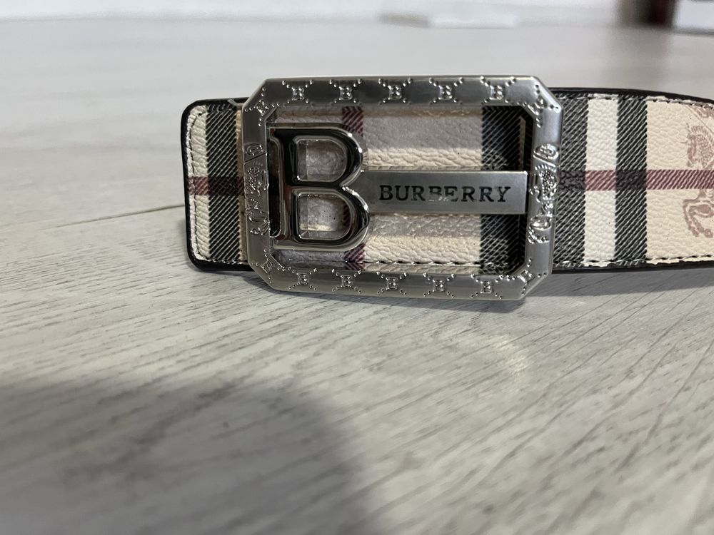 Curea Burberry nou