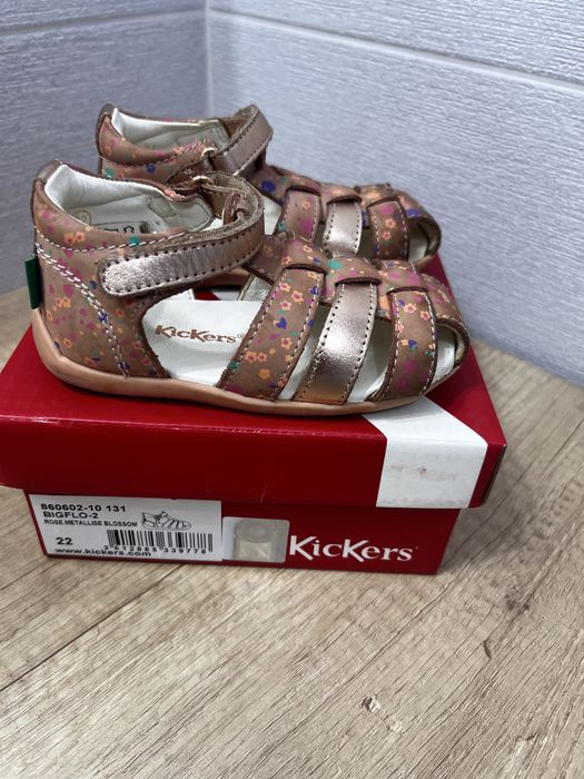 Sandale fete KicKers, roz cu floricele, marimea 22