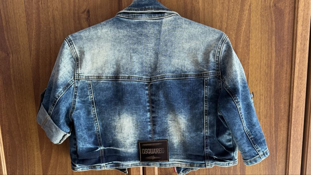 Късо , дамско ,еластично дънково яке