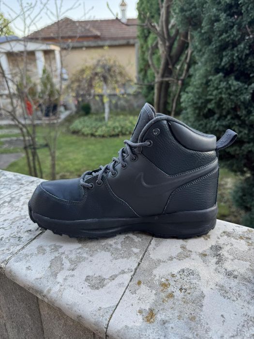 Дамски зимни обувки Nike Manoa Leather