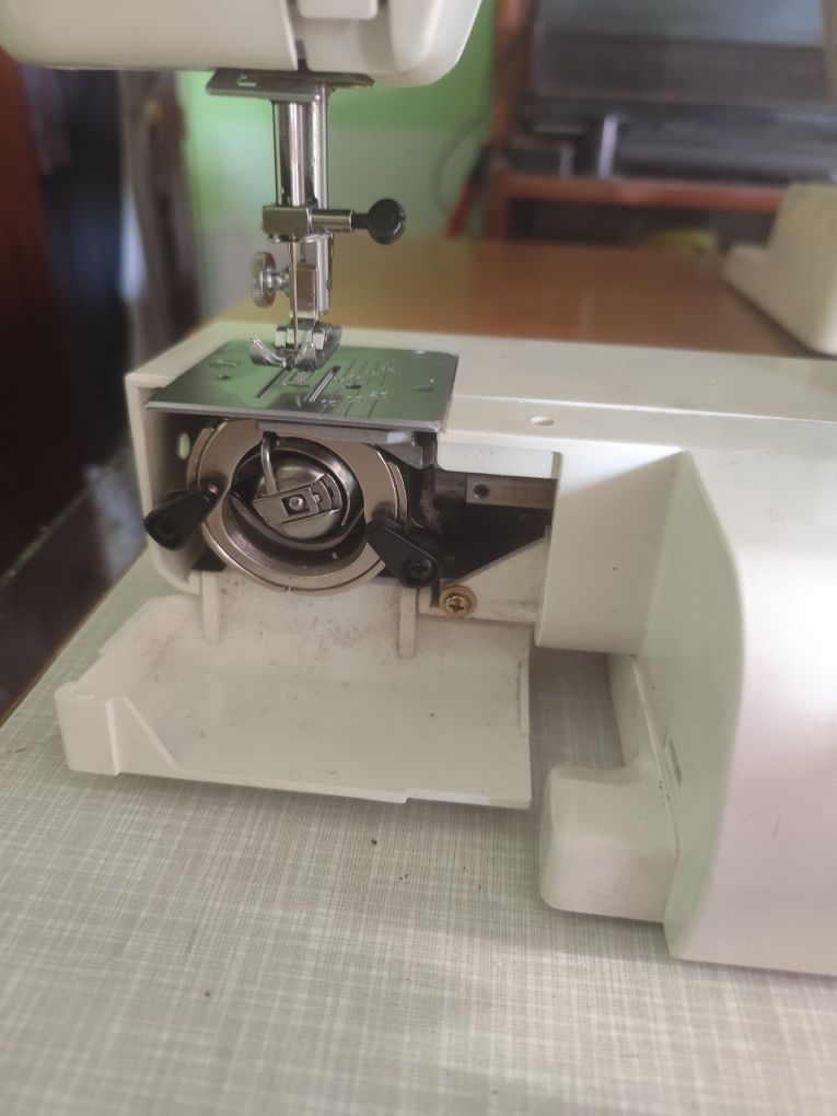 Mașini de cusut casnice electrice