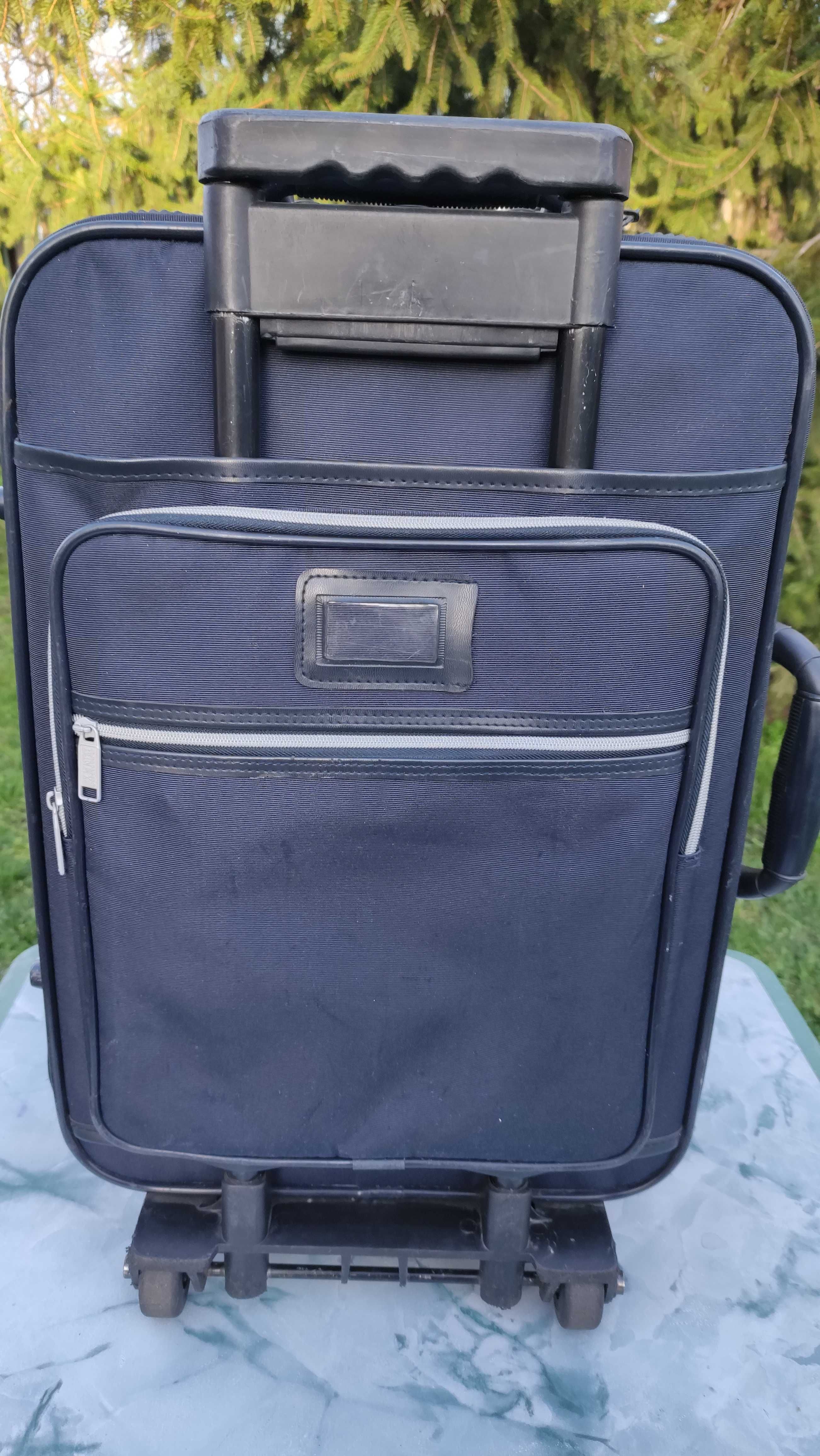 Куфар с две външни колелца и телескопична дръжка