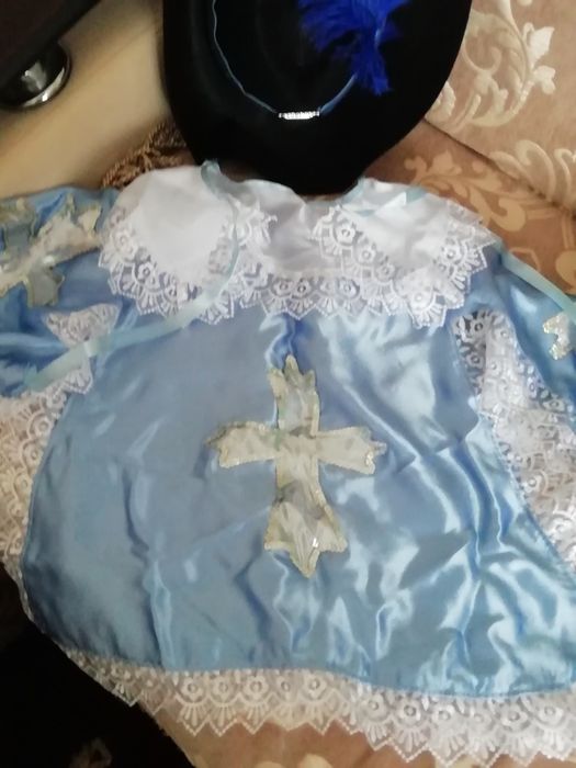 Продам новогодние Костюмы на ребёнка 2-4 лет