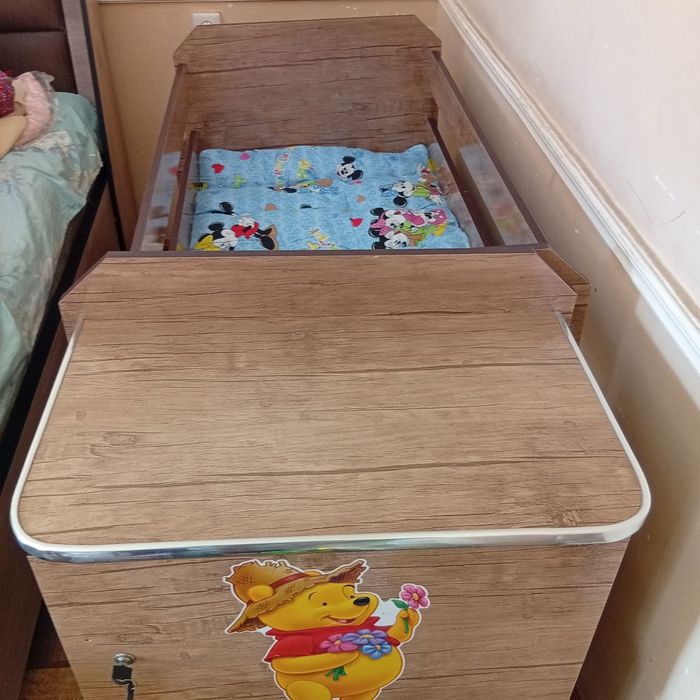 Detskiy kravat, tepasi belanchak boʻladi. Deyarli ishlatilmagan