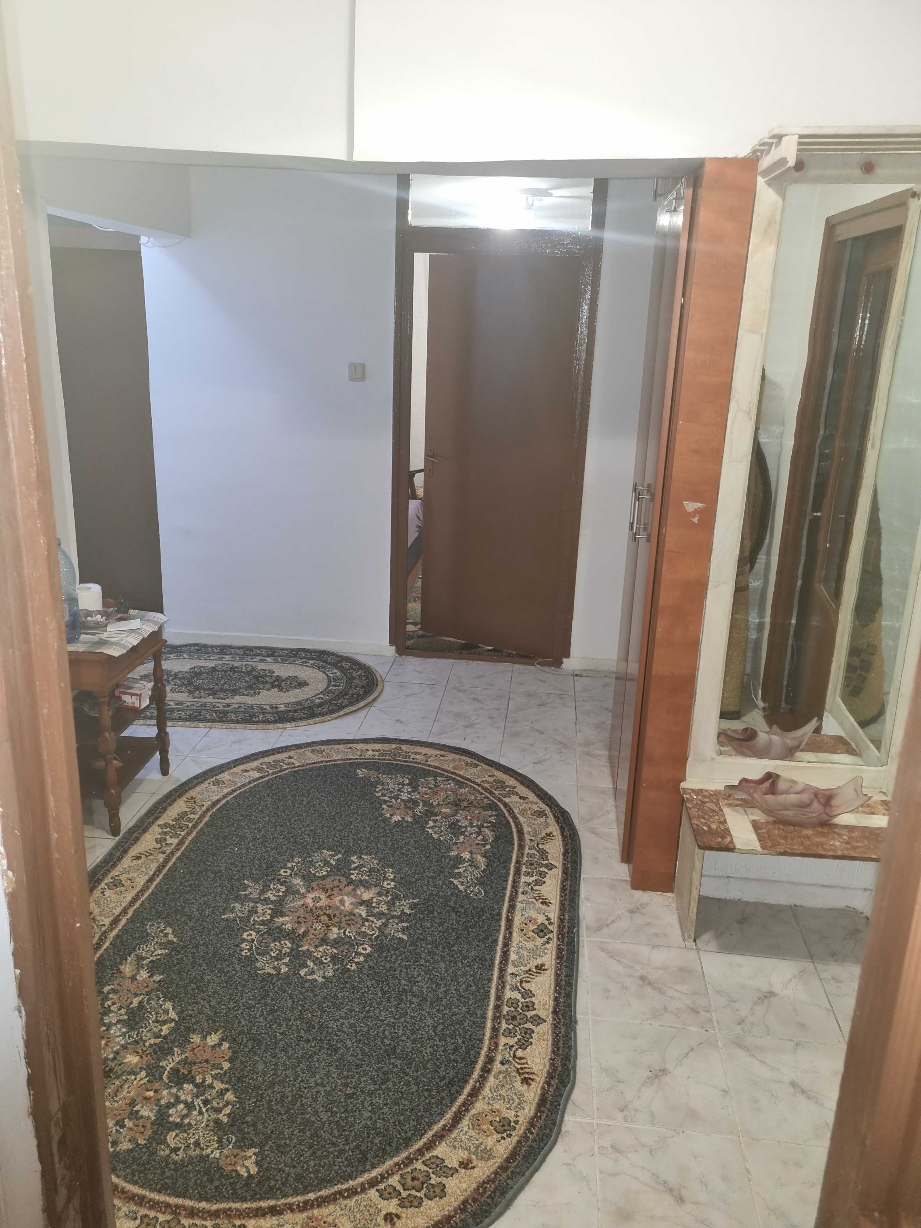 Închiriez apartament 4 camere