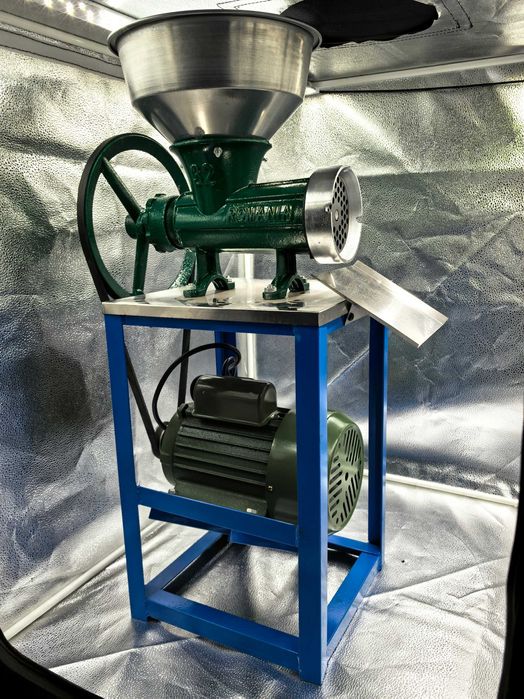 Masina de carne cu masa si motor 1.5 kW 699 lei