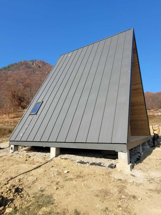 Cabana stil A-Frame, case, terase si foisoare din structura de lemn