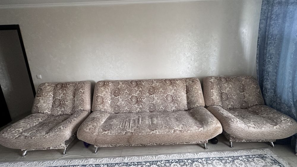 Продам Диван с креслами