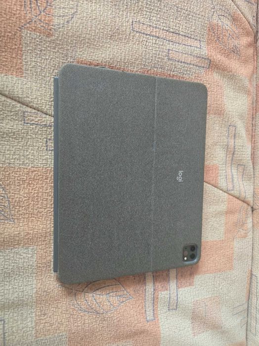 Husa Logitech Combo Touch iPad Pro 12.9 inch (5th & 6th generation)