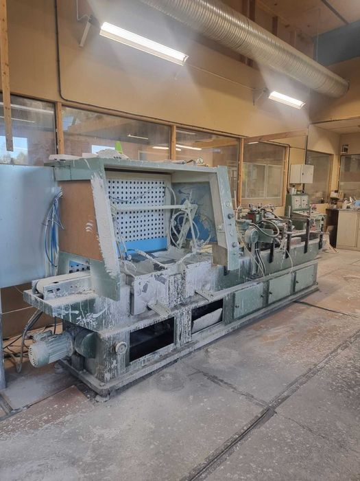 Mașină productie in serie slefuire si vopsire plinte șipci