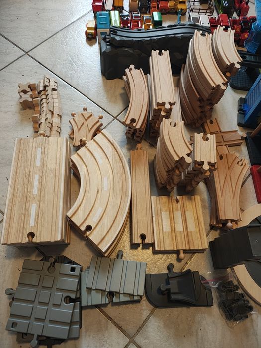 Set sine de lemn cu mașinuțe,trenulete și accesorii 9kg