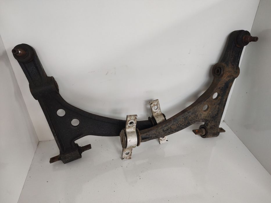 Носачи  и халогени за алфа Ромео 166