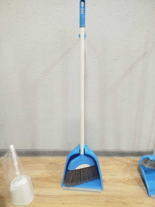 Комплект для уборки: веник и совок.