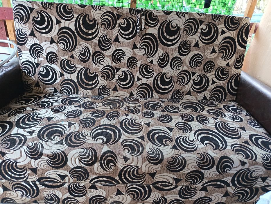 Vând canapea, extensibilã