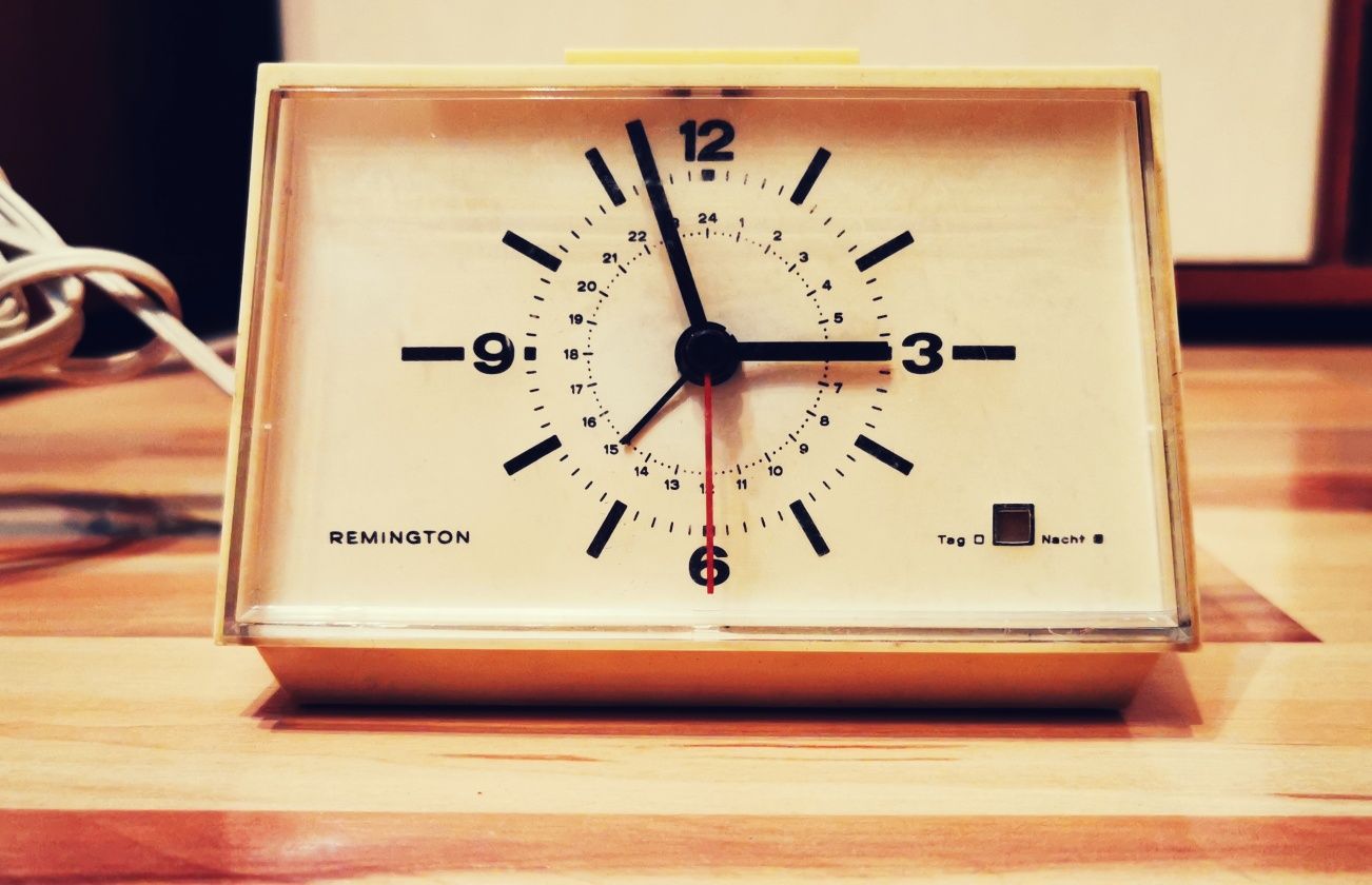 Ceas electric deșteptător de masă sau birou Remington retro vintage