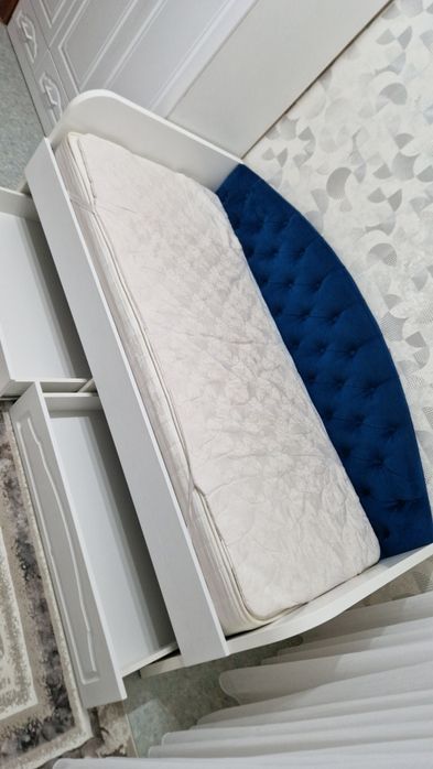 Продаю кровать 180