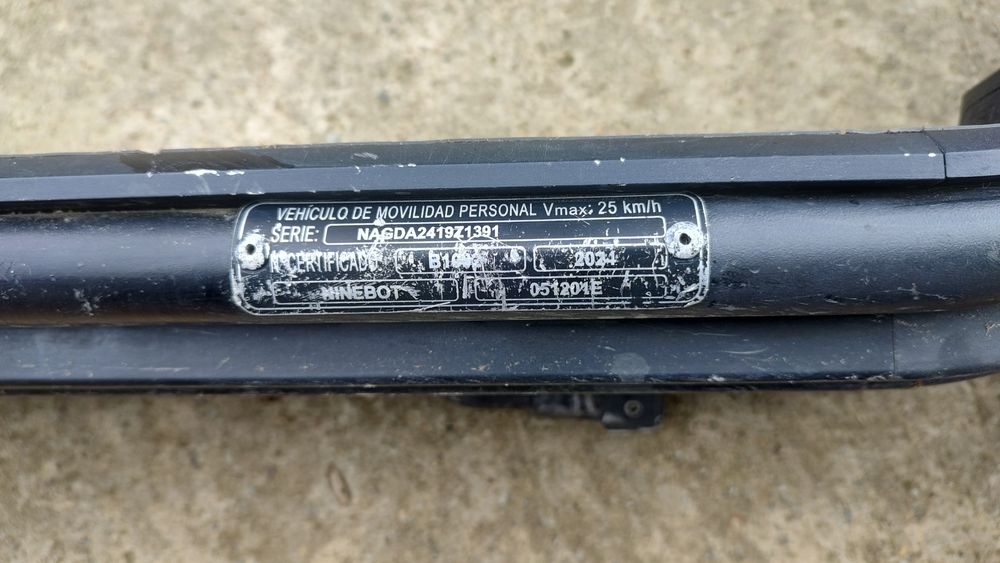 Vând trotineta electrica Ninebot KickScooter F2