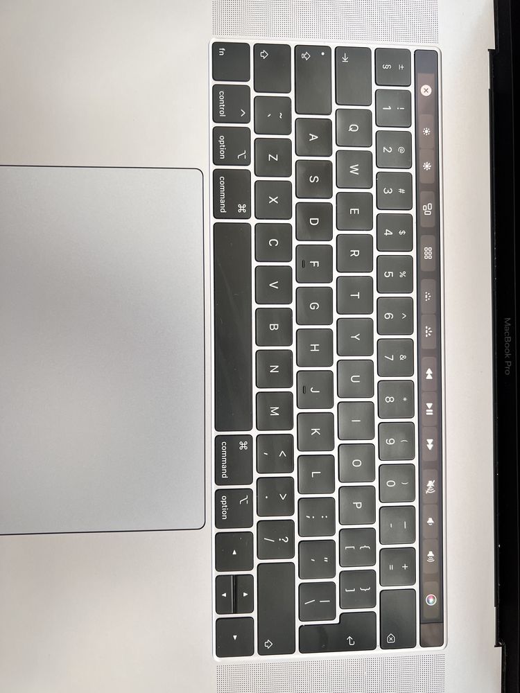 MacBook Pro 15” Touchbar. i7. Radeon PRO 555x. 16GB RAM. 256GB SSD
