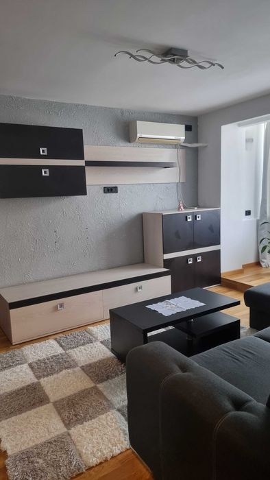 Inchiriez apartameant cu 3 camere.