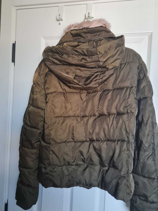 Зимно късо , ватирано яке с пухена яка.