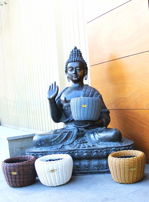 Кашпо - горшок для цветов и деревьев.