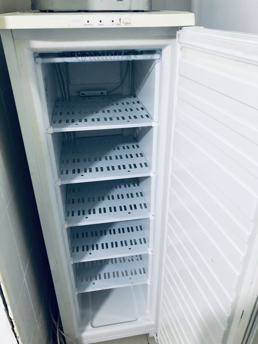 Морозильник новый, ползовались только месяц. Все работает чистый.