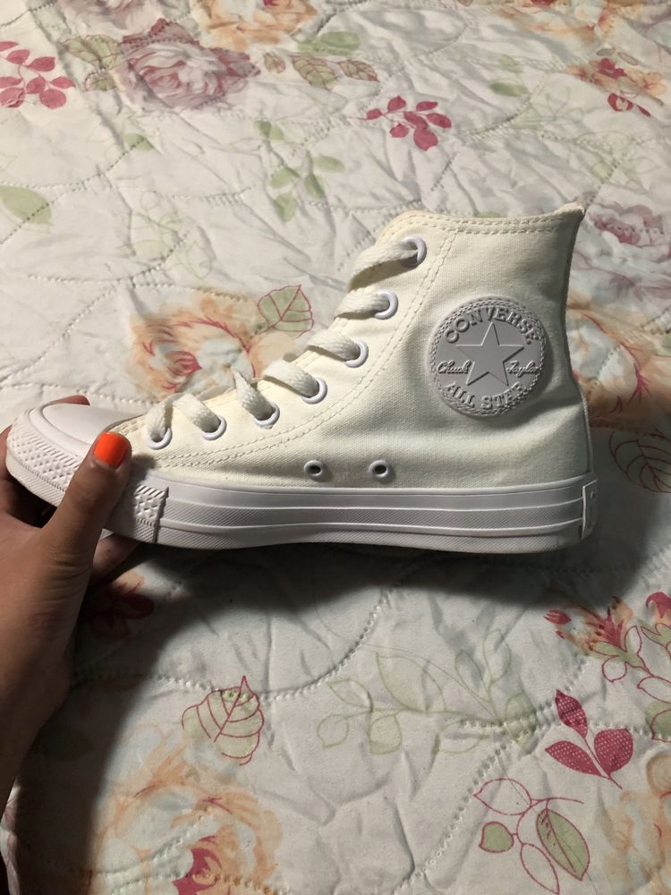 Converse chuck taylor all star white.