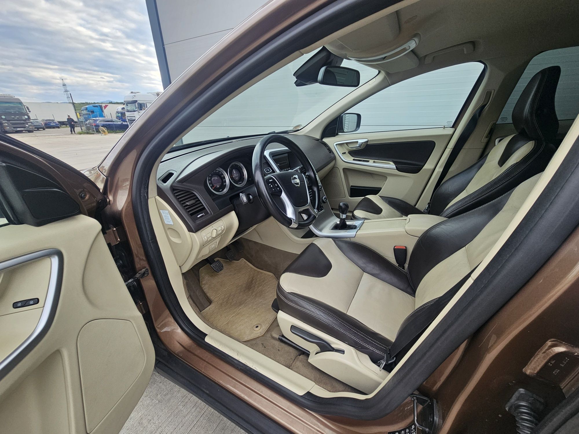 Volvo XC60,2.4 Diesel,4x4,Navi,215CP,Navi,Senzori,Piele,Posibil Rate *