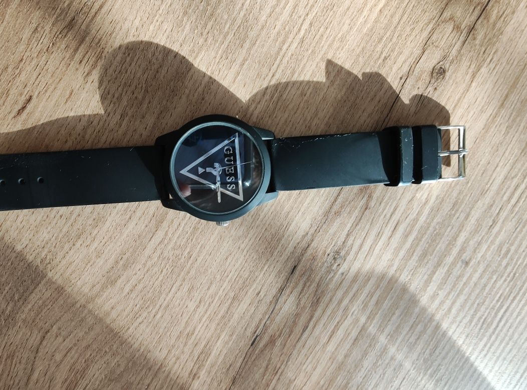 Часовник Guess ,
