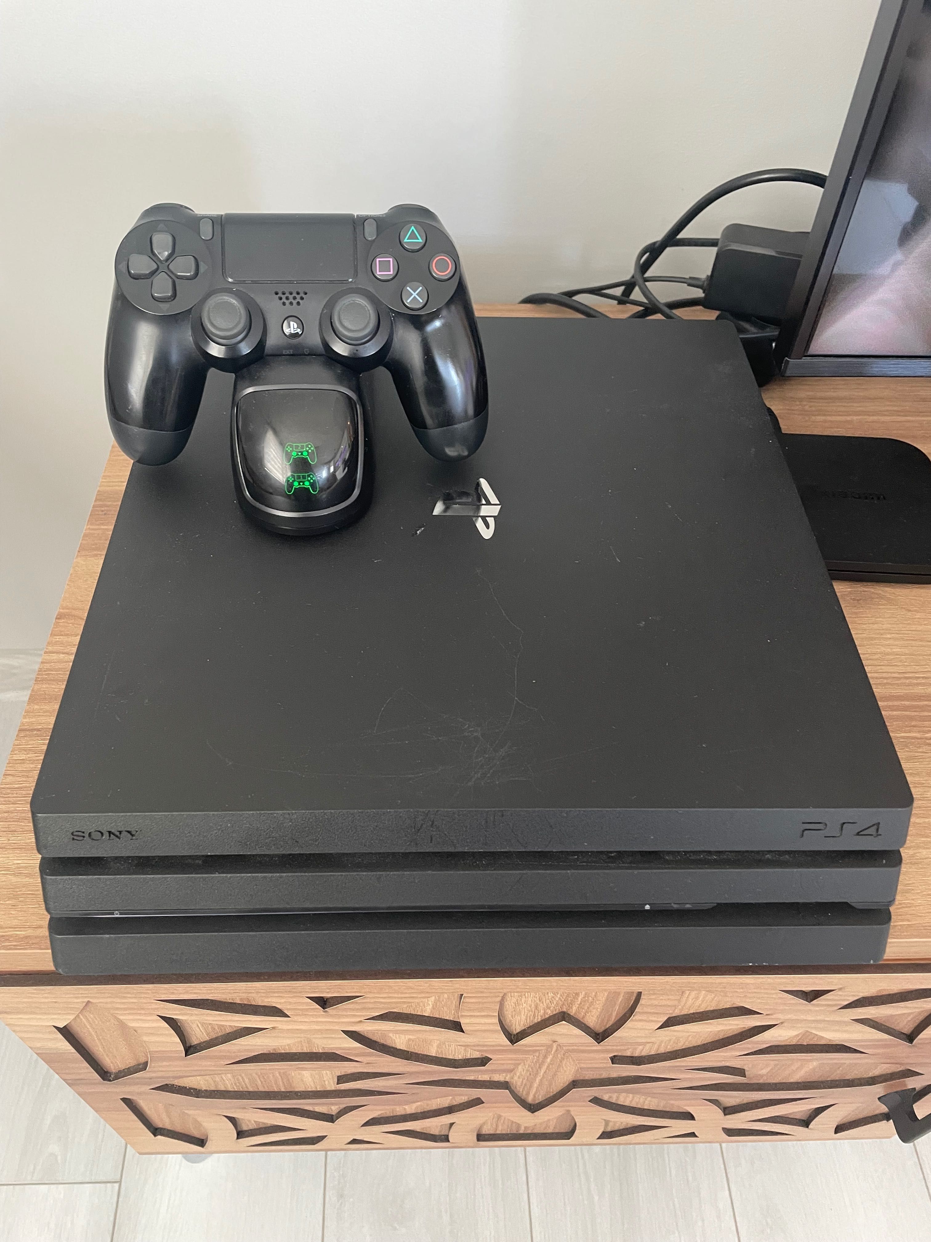 PS4 Pro 1TB + 2 контролера + 7 игри  отлично състояние