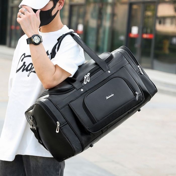 Чёрная спортивная сумка