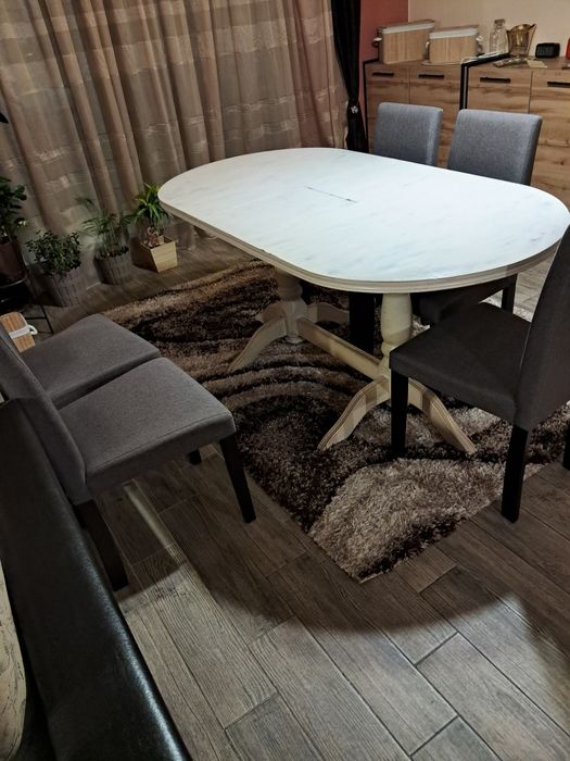 Маса със столове