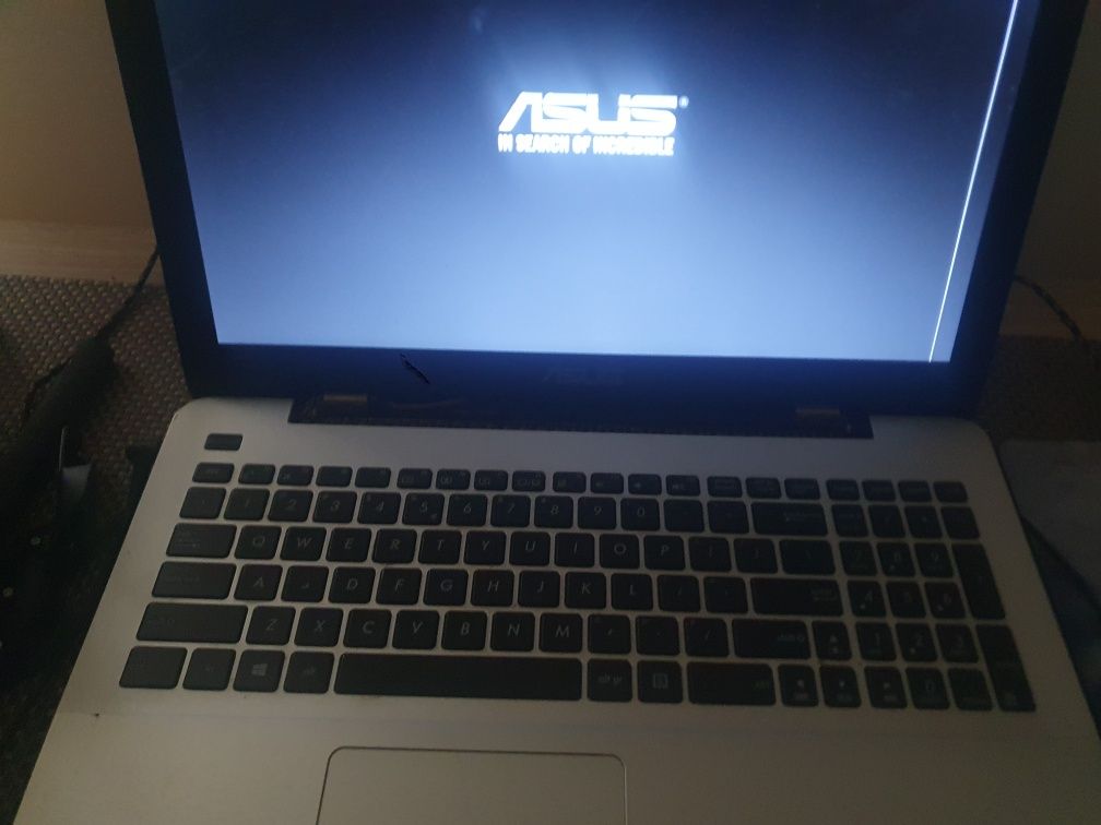 Laptop asus x555lb i5 2.40 8gb rami 256ssd