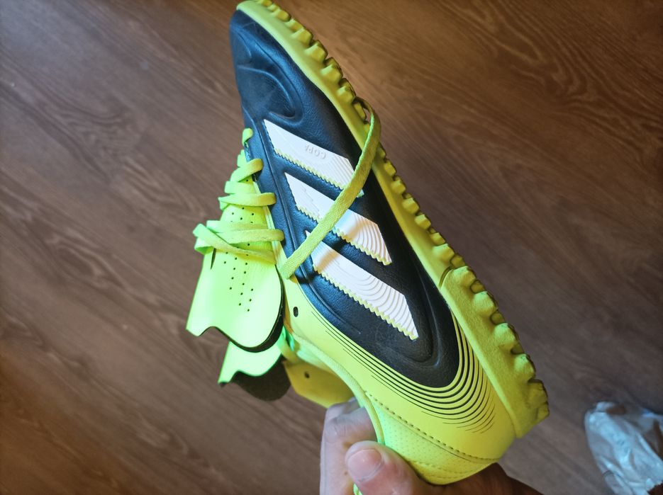 Vând papuci de fotbal Adidas