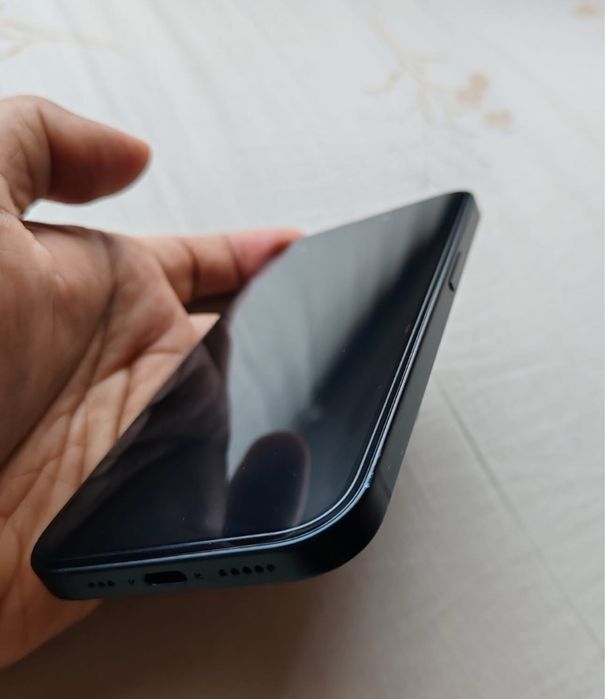 iPhone 15 ca NOU cu viata Bateriei 98%