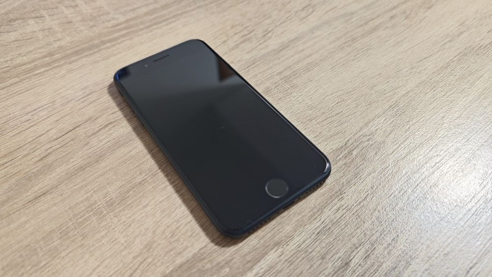 iPhone SE 3 (64GB, Midnight) – stare excelentă, baterie 97%