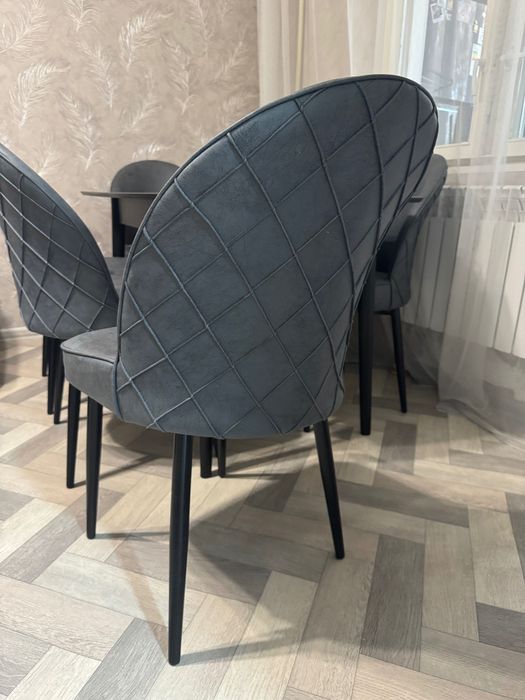 Стол и стулья для гостинной