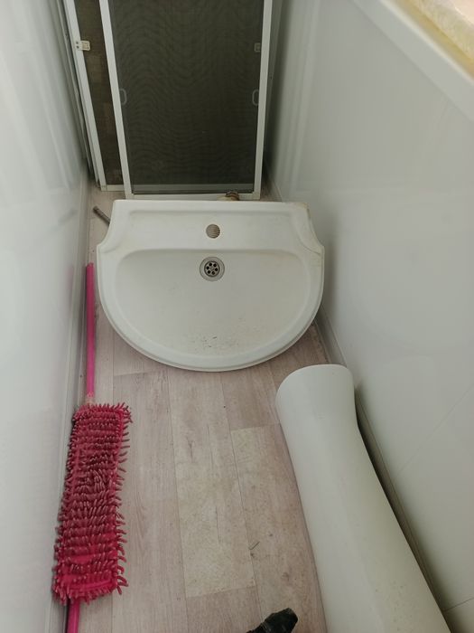 Раковина с пьедесталом.