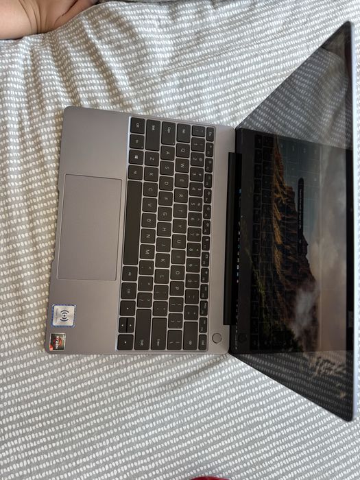 Huawei MateBook 13 – Ryzen 5, 8GB RAM, SSD rapid – Elegant și ușor